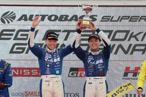 勝利を喜ぶ塩津佑介選手と木村偉織選手