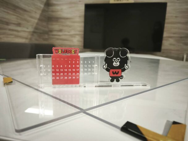 アクリルパーテーションをアップサイクルしたサステナブルカレンダー