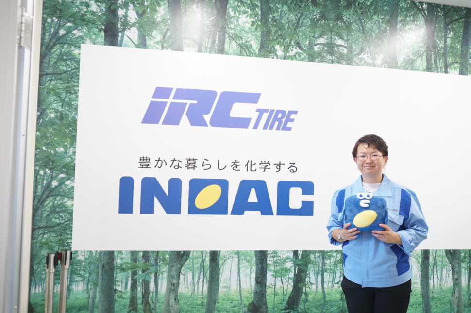 イノアックコーポレーションのロゴの前の写真③