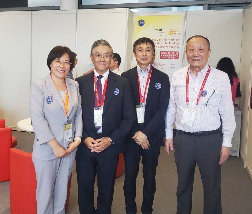 中国ゴム工業協会の徐会長（左）と記念撮影