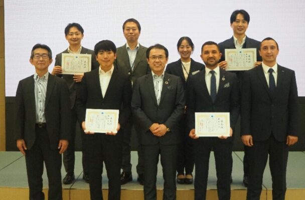 代表取締役社長 山本悟氏（前列中央）、最優秀・優秀賞受賞者