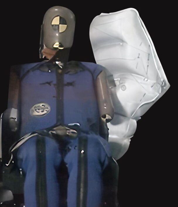 新構造の前席センターエアバッグ