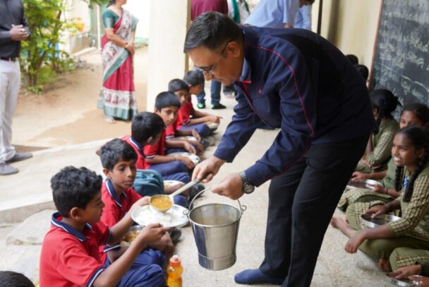 地元公立学校の生徒約350人に栄養価の高い食事を提供