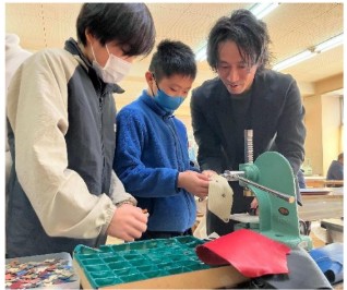 革端材でコインケースを作る児童