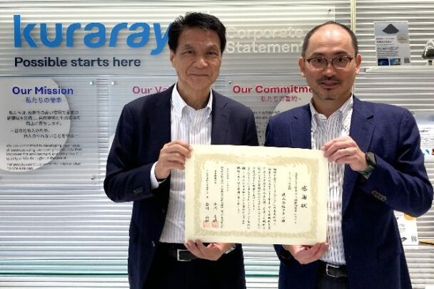 感謝状を持つ中村事業部長(左)と今宮グループリーダー(右)