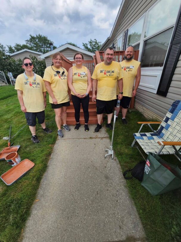 従業員が地域の福祉施設を補修