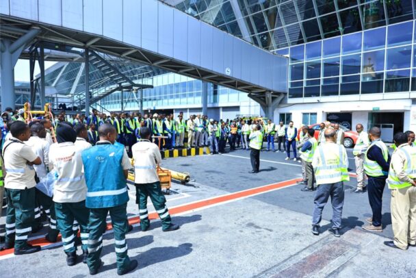 ＦＯＤ削減に向けて空港を定期的にパトロールし、状況をチェックするエチオピア航空、ボレ国際空港関係者②