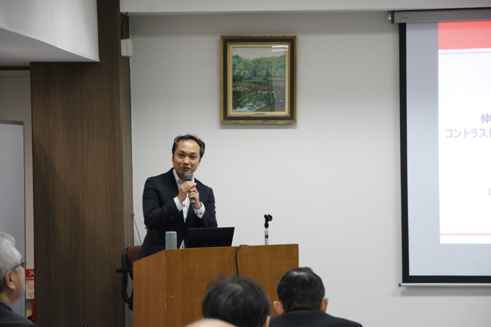 講演する眞弓氏