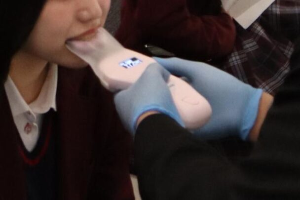 名経大市邨高等学校 団体見学「噛む力測定体験」の様子