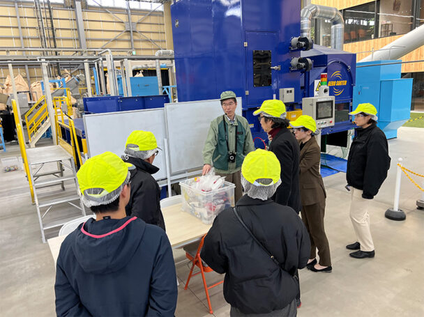 浜松ＭＲ実証設備でのキャップリサイクル見学の様子