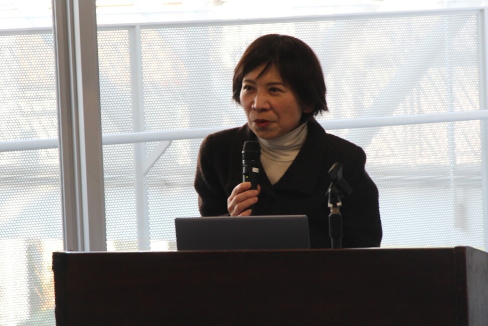 講演する鈴木氏