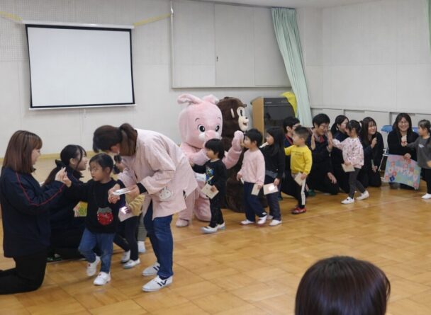 おもちゃを配布