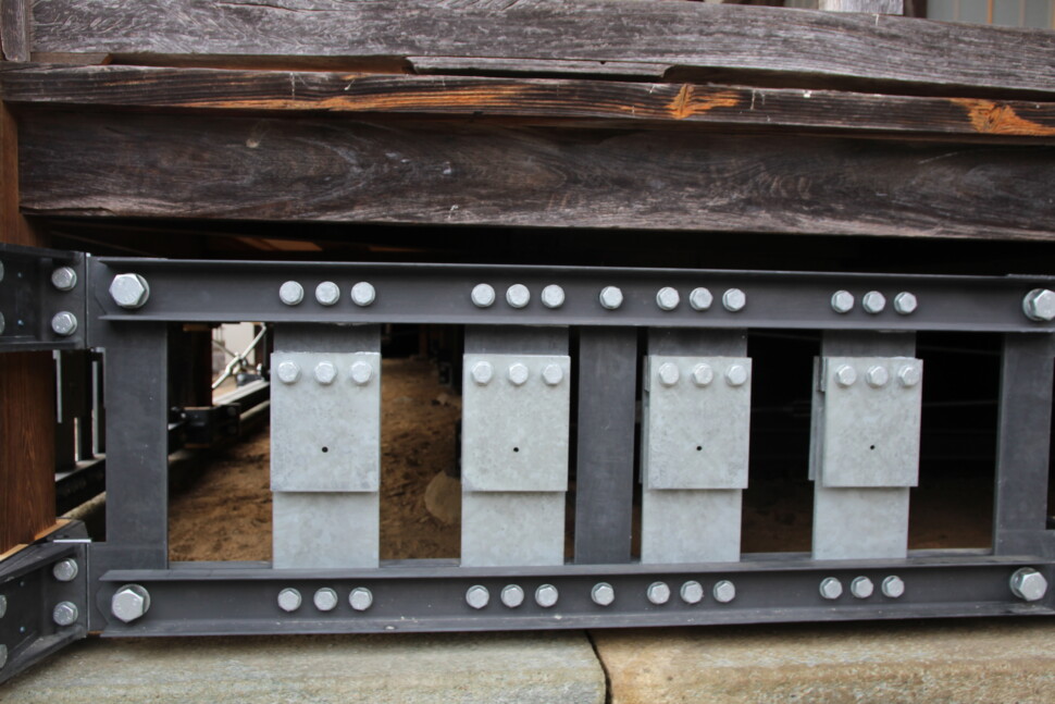 徳行寺に設置された制震ダンパー