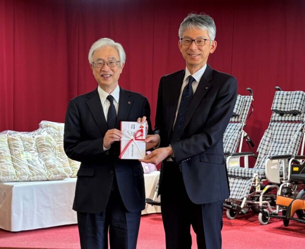 西春日井福祉会岡本範重常務理事(左)と同社梅田雅史人事・総務本部長