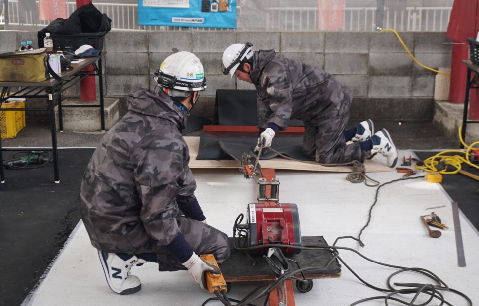 協力しながら施工を行った