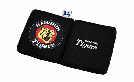 「ブレスエアー」が採用された「2つ折りシートクッション」(阪神タイガース提供)