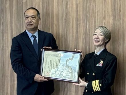 表彰式に出席した同社内藤圭一郎工業資材事業部長代理と海上自衛隊艦船補給処長の佐藤まどか1等海佐