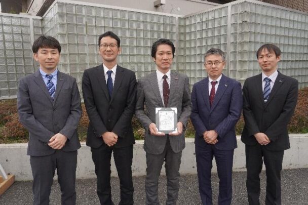 盾を持つ受賞者たち