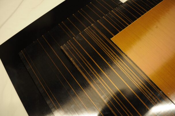 「ザイロン」と炭素繊維を使用したFRP(繊維強化複合材料)のサンプル