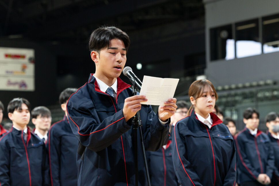 誓いの言葉を述べる新入社員