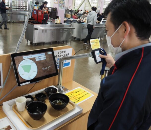 レジでの清算シーン（摂取栄養素の可視化）