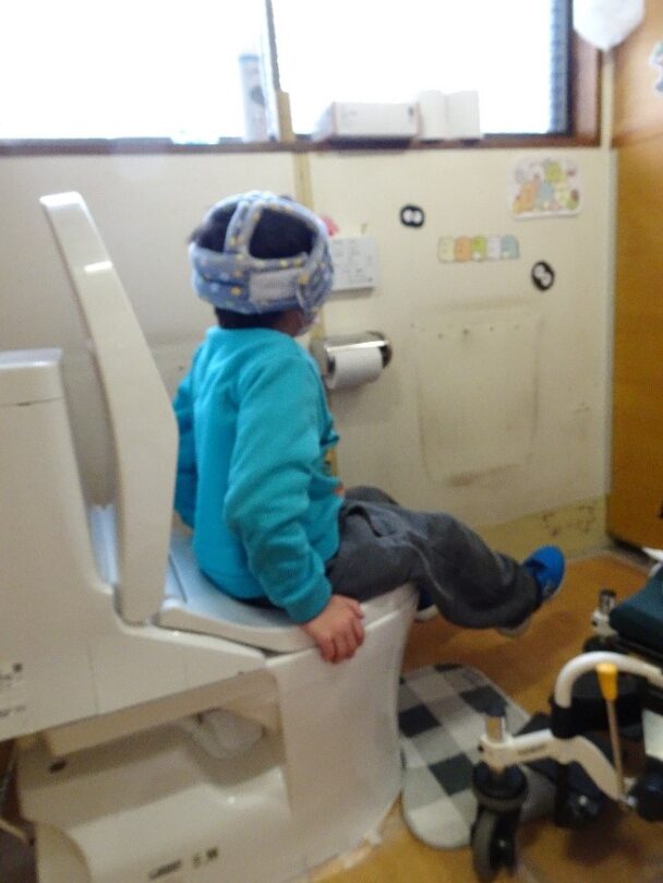 車いすを利用する子どもたちが安心して利用できるよう、改修されたトイレ