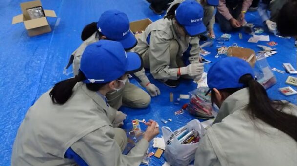 文房具を仕分ける新入社員ボランティアたち