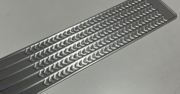 ロアー（下側）プレート