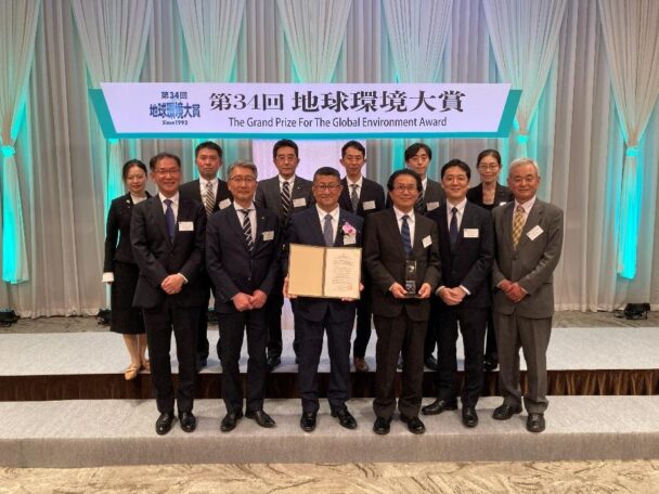 前段右から、築上町液肥利用者協議会　田村会長／三菱ケミカルアクア・ソリューションズ　鈴木社長／九州大学大学院農学研究院　矢部名誉教授／福岡県築上町　古市町長