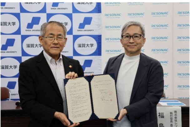 左より滋賀大学竹村彰通学長、同社福島正人ＣＴＯ