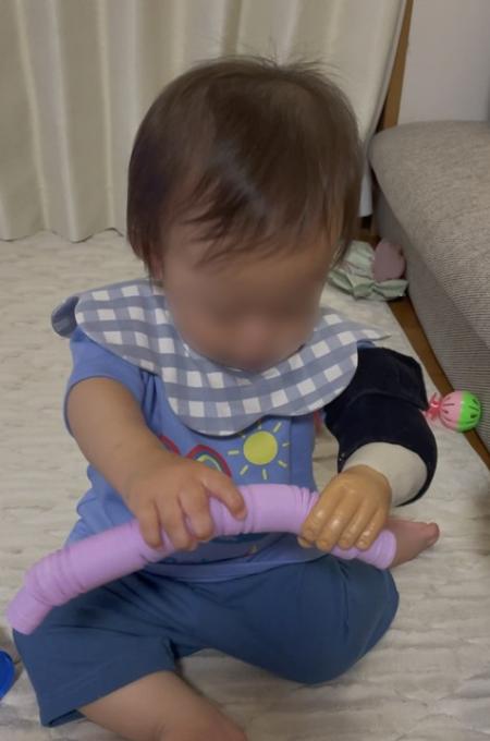 筋電義手を装着して遊ぶ様子