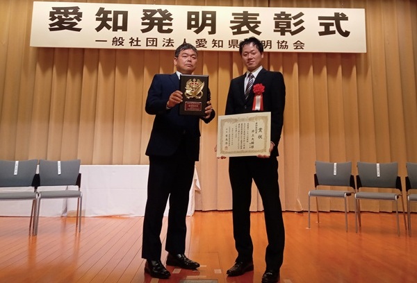 表彰式で記念撮影に納まる受賞者