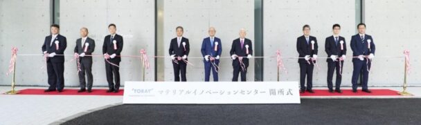 開所式のテープカット(中央が大矢社長)