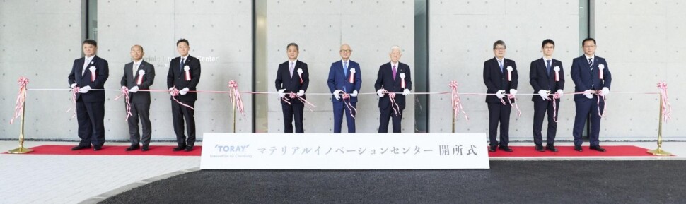 開所式のテープカット(中央が大矢社長)