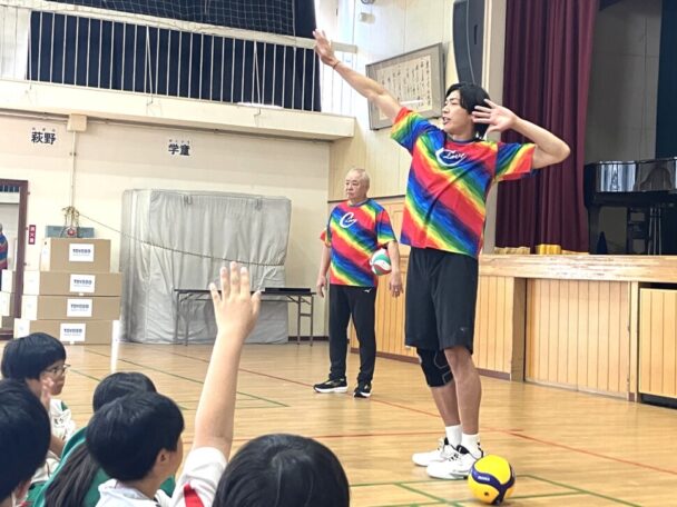 スパイクの打ち方を指導する清水氏