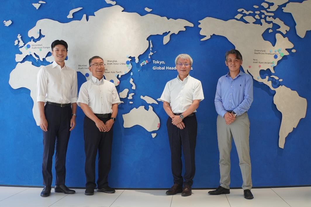 旭化成本社にて、左から、ハイケム 高裕一氏、高化学(上海)国際貿易 龍月元氏、旭化成 松崎修氏、飯塚裕人氏