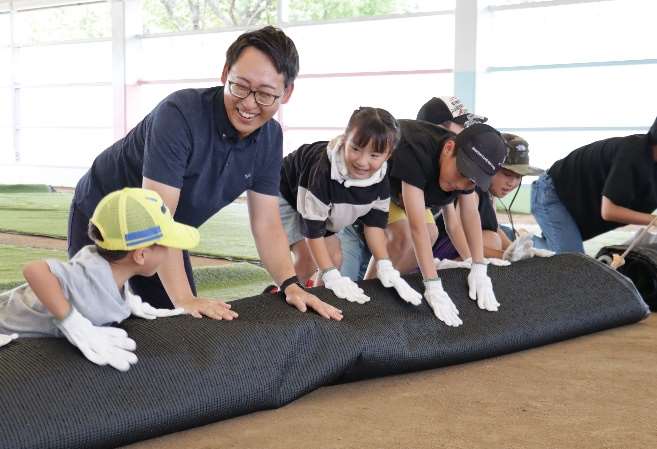 人工芝張り体験の様子