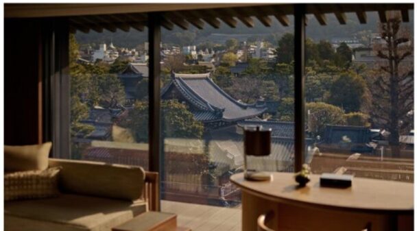 寺院と京都の街並みを望むカペラ京都の一室