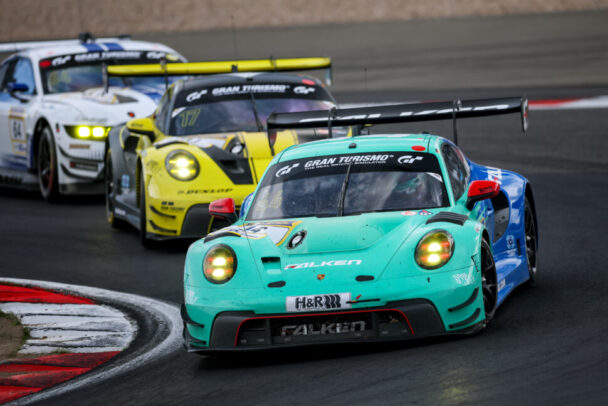 優勝した44号車