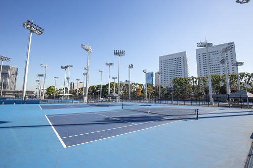 有明テニスの森公園(東京都)の全屋外コートに採用された、スポーツサーフェス社が販売、施工するテニス用ハードコート「DecoTurf(デコターフ)」