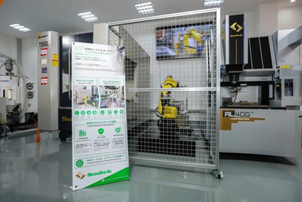 形彫り放電加工機「AL40G+」と多関節ロボットによる自動化システム