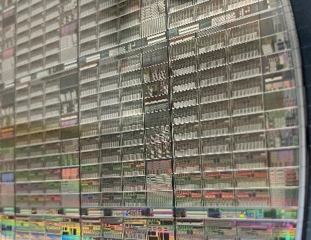 シリコン・有機ハイブリッド型フォトニック集積回路(PIC)