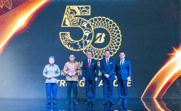 左からDida Gardera氏、Budi Santoso閣下、田村亘之氏、吉眞弘氏、Mukiat Sutikno氏