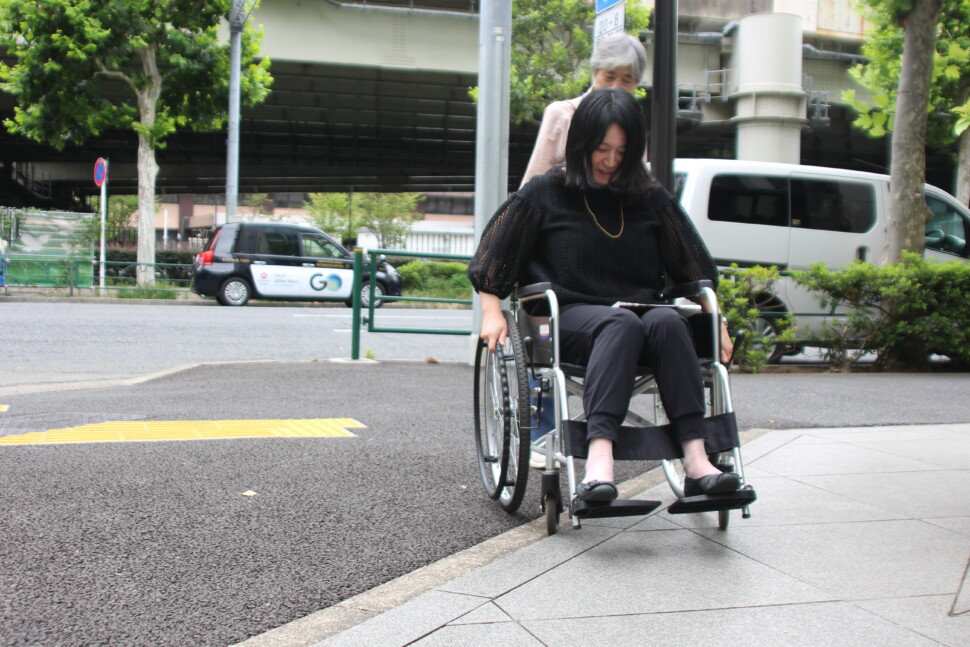 屋外で車いす体験