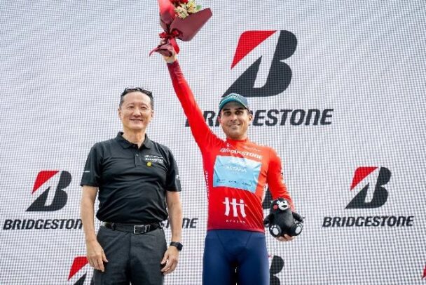 佐賀・福岡ステージ優勝、ポイント賞リーダーのマッテオ・マルチェッリ選手（右）、ブリヂストン取締役　代表執行役ＥＡＳＴ　ＣＥＯ　田村亘之氏（左）