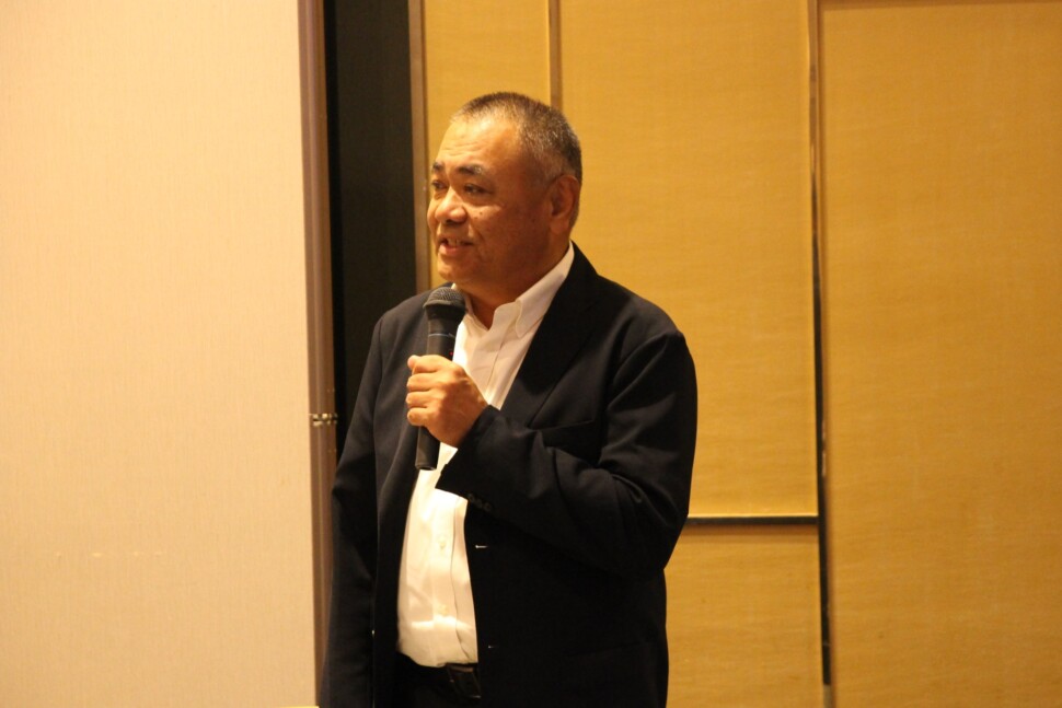 あいさつする山中会長