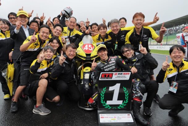 優勝を果たしたチームスタッフ