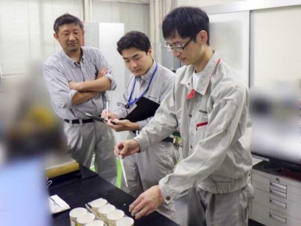 材料について検証している様子