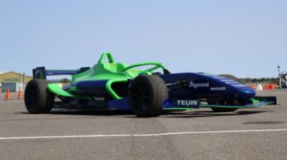 「テナックス」を使用した世界初の2人乗りレーシングカー