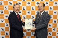 WWFジャパン樋口隆昌事務局長（右）より感謝状を受け取る 横浜ゴム取締役常務執行役員の川上欽也（左）